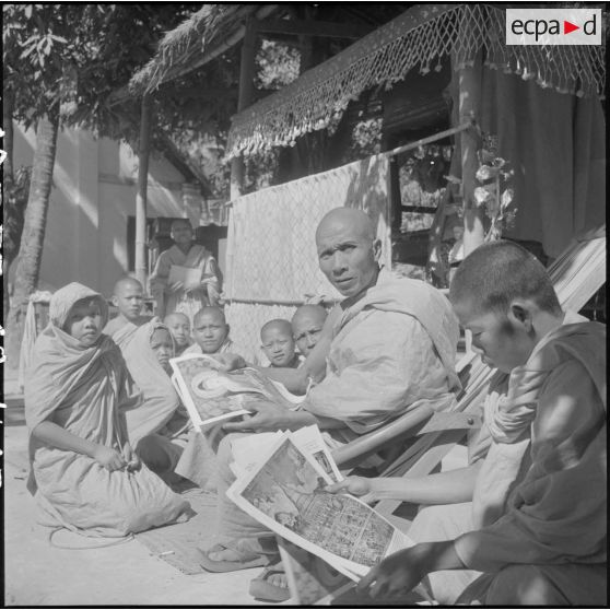 Vénérable bonze distribuant aux bonzillons leur diplôme d'instruction religieuse au Vat Sainyaphum, à Savannakhet.