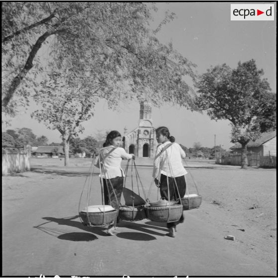 Des vendeuses ambulantes sur l'esplanade de la cathédrale Sainte-Thérèse, à Savannakhet.