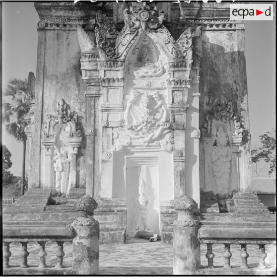 Bas-reliefs présents sur le That Ing Hang, à Ban That, Laos.