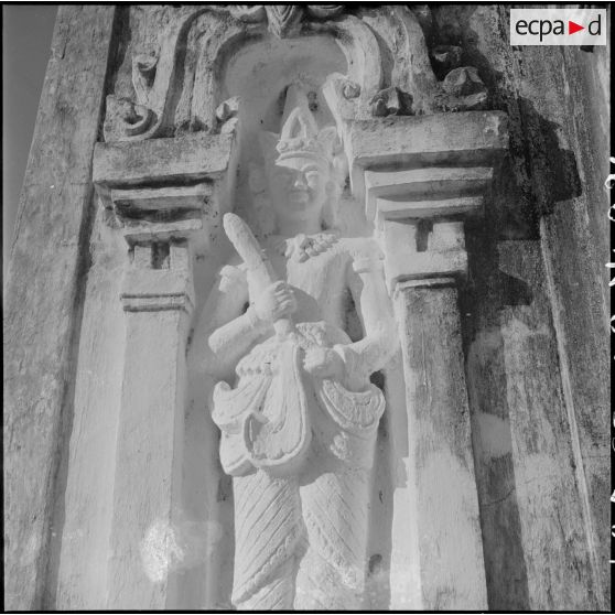 Figure bouddhique en bas-relief du That Ing Hang, à Ban That ; Laos.