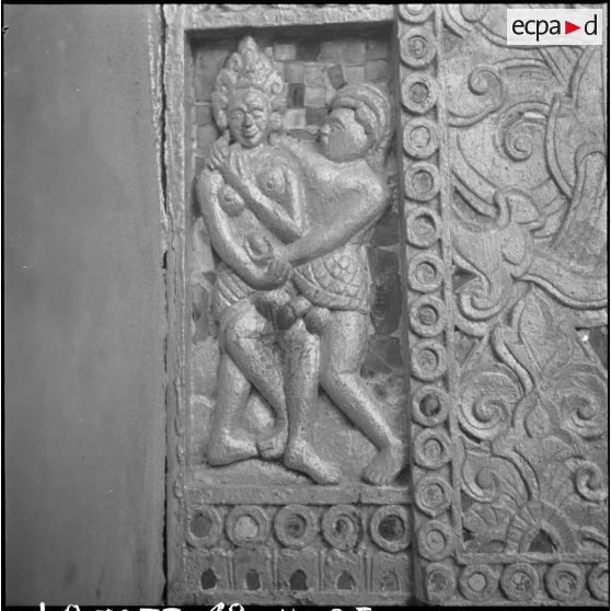 Bas-relief présent sur la porte du That Ing Hang à Ban That, Laos.