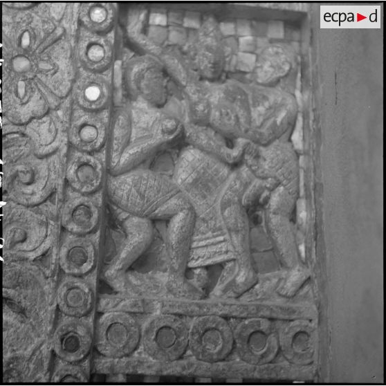 Bas-relief présent sur la porte du That Ing Hang à Ban That, Laos.
