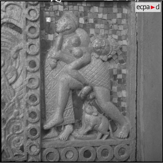 Bas-relief présent sur la porte du That Ing Hang à Ban That, Laos.