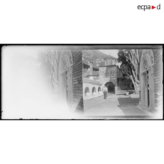 Mont Athos. Cour de la Lavra. [légende d'origine]