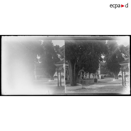 Mont Athos. Cour de la Lavra. [légende d'origine]