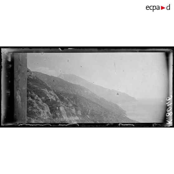 Mont Athos. Vue de Simonos Pétra. [légende d'origine]