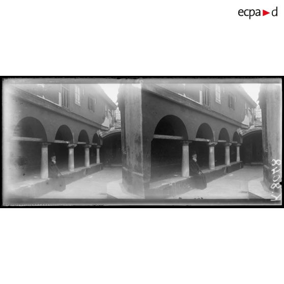 Mont Athos. Monastère de Saint Denis. Colonnade. [légende d'origine]