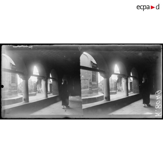 Mont Athos. Monastère de Saint Denis. Colonnade. [légende d'origine]