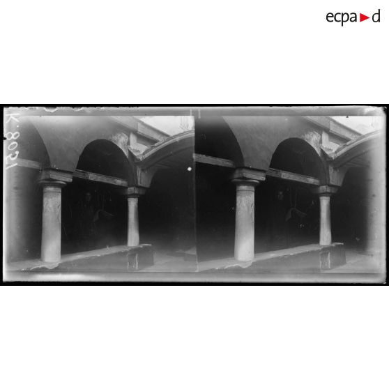 Mont Athos. Monastère de Saint Denis. Colonnade. [légende d'origine]