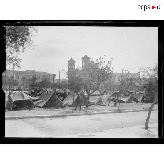 Pirée. Place du théâtre. Installation de nos troupes. [légende d'origine]