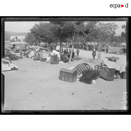 Incendie de Salonique le 19-20 août 1917. Sinistrés campés au Champs de Mars. [légende d'origine]