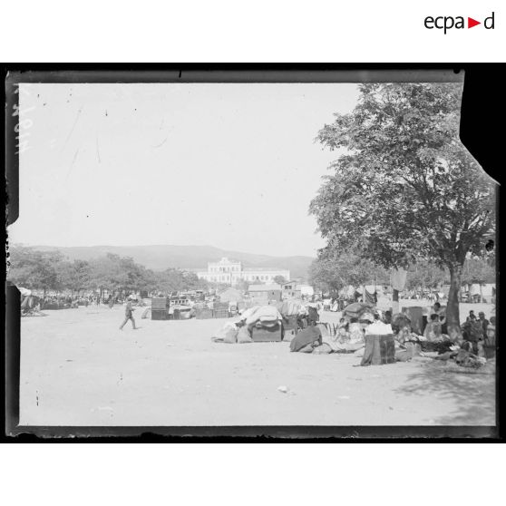 Incendie de Salonique le 19-20 août 1917. Les sinistrés du Champ de Mars. [légende d'origine]