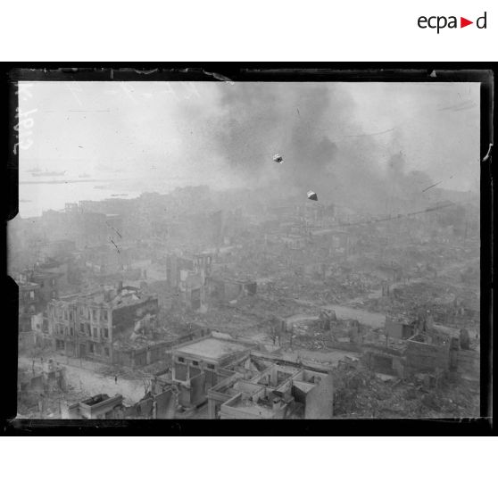 Incendie de Salonique le 19-20 août 1917. Vue d'ensemble sur la mer prise de Sainte Sophie. [légende d'origine]