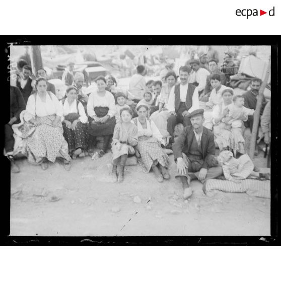 Incendie de Salonique le 19-20 août 1917. Groupe de sinistrés au Champs de Mars. [légende d'origine]