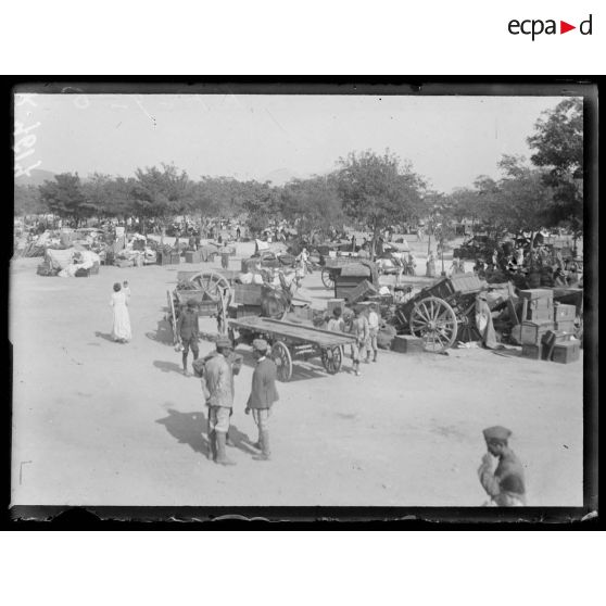 Incendie de Salonique le 19-20 août 1917. Groupe de sinistrés au Champs de Mars. [légende d'origine]