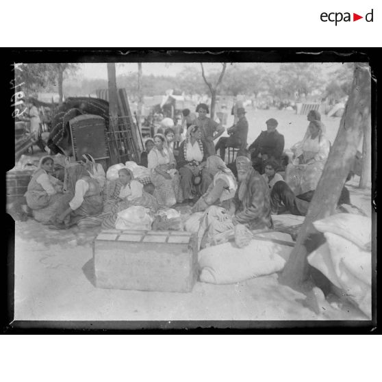 Incendie de Salonique le 19-20 août 1917. Groupe de sinistrés au Champ de Mars. [légende d'origine]