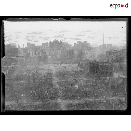 Incendie de Salonique le 19-20 août 1917. Ruines du côté de la mer prise de Sainte Sophie. [légende d'origine]