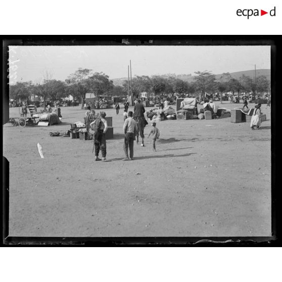 Incendie de Salonique le 19-20 août 1917. Les sinistrés au Champ de Mars, vue d'ensemble. [légende d'origine]