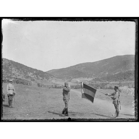 Ravin des Paillottes (région de Gumendorze). Décoration du drapeau du 2e régiment de Zouaves de l'ordre serbe de Karageorgévitch. Le colonel Kalafatovitch salue le drapeau après l'avoir décoré. [légende d'origine]