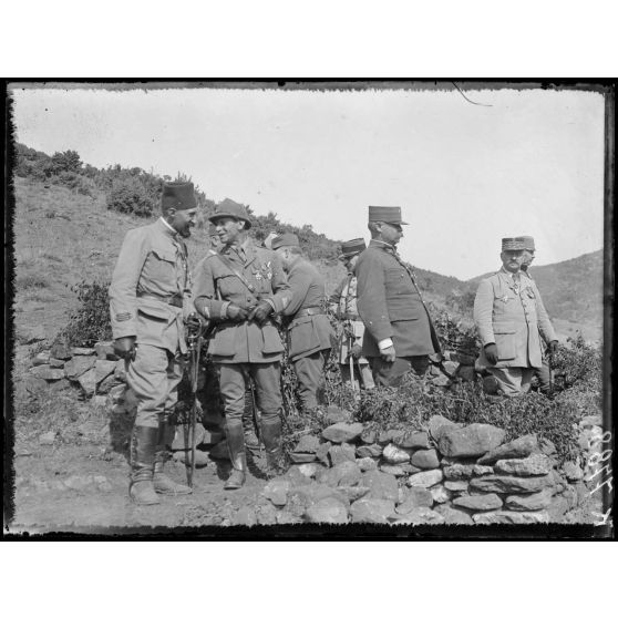 Ravin des Paillottes (région de Gumendorze). Décoration du drapeau du 2e régiment de Zouaves de l'ordre serbe de Karageorgévitch. Les généraux Gérome et Collin, et le colonel Kalafatovitch regardant le défilé des zouaves. [légende d'origine]