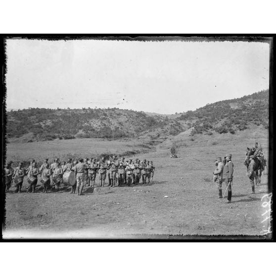 Ravin des Paillottes (région de Gumendorze). Décoration du drapeau du 2e régiment de Zouaves de l'ordre serbe de Karageorgévitch. Pendant l'hymne serbe. [légende d'origine]