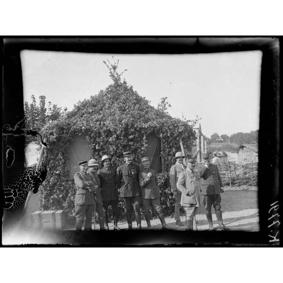 Izvor. le général Gérôme et son état-major à son quartier général. [légende d'origine]