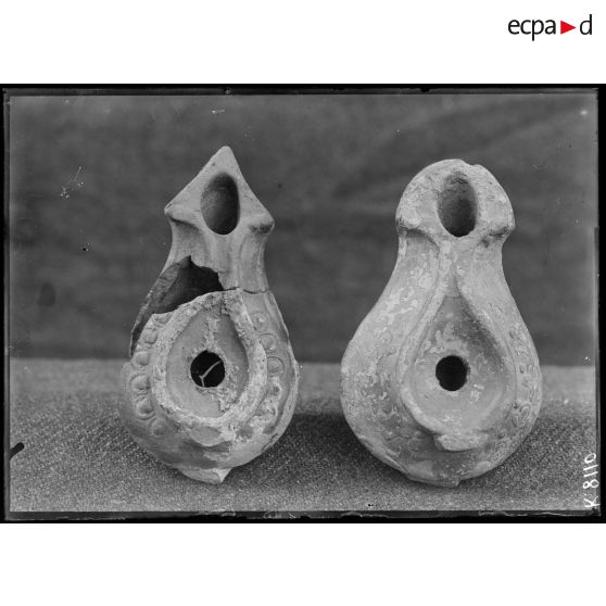 [Pièces archéologiques : deux lampes à huile.]