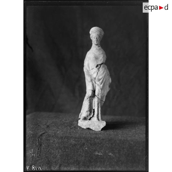 [Pièce archéologique : une petite sculpture.]