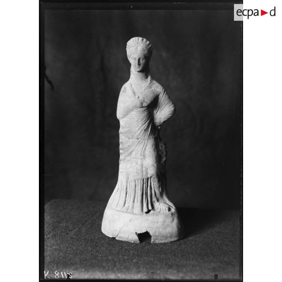 [Pièce archéologique : une petite sculpture.]