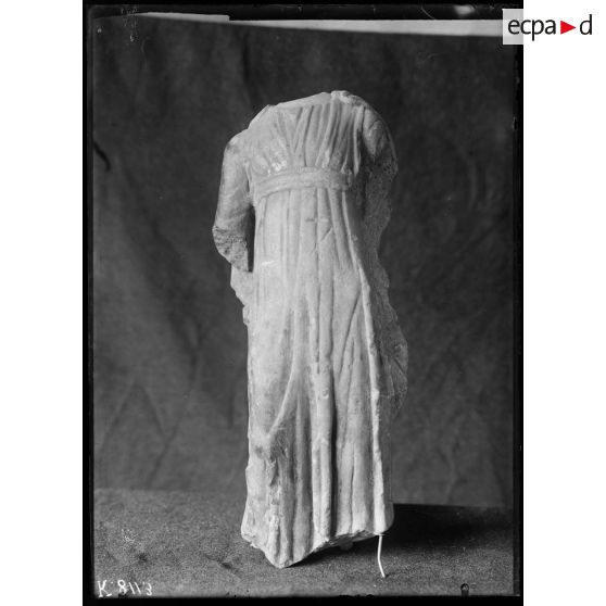 [Pièce archéologique : une petite sculpture.]