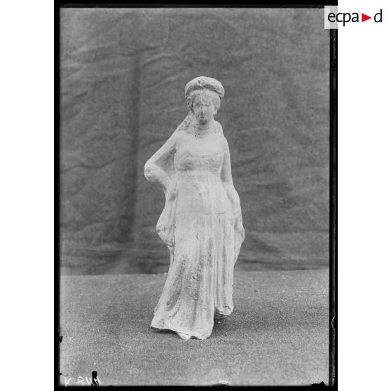 [Pièce archéologique : une petite sculpture.]