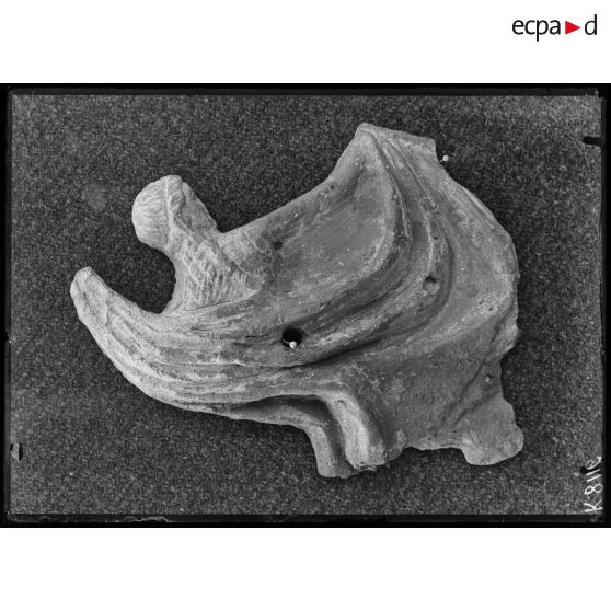 [Pièce archéologique : une petite sculpture.]