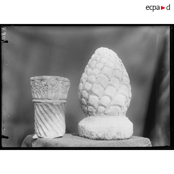 [Deux pièces archéologiques sculptées.]