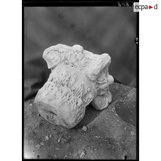 [Pièce archéologique : un chapiteau.]