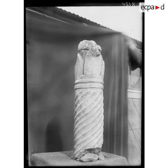 [Pièce archéologique : une colonne sculptée.]