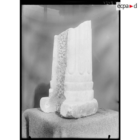 [Pièce archéologique : une colonne sculptée.]