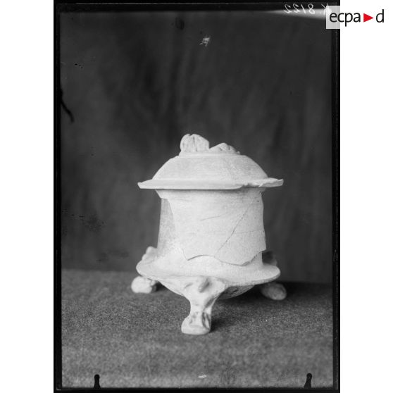 [Pièce archéologique : une poterie.]