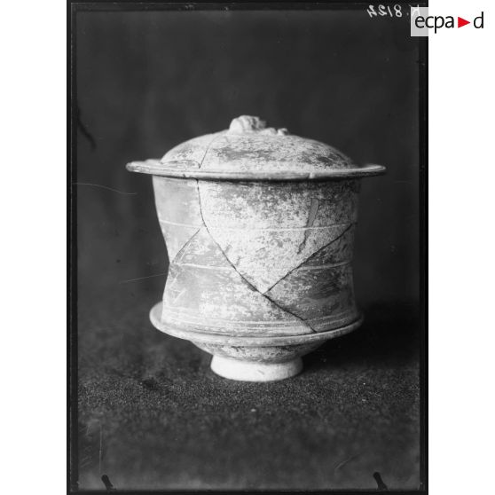 [Pièce archéologique : une poterie.]