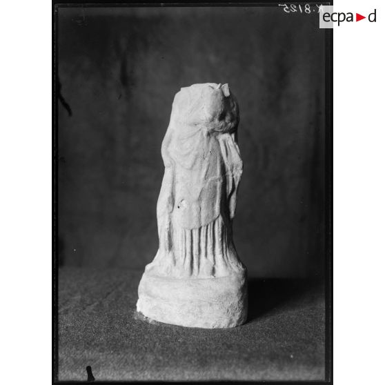 [Pièce archéologique : une sculpture.]