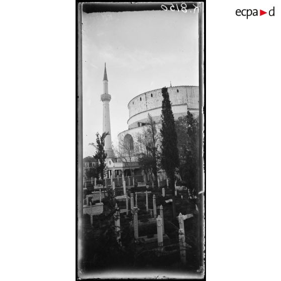 Salonique. Un coin du cimetière Saint Georges. Côté droit. [légende d'origine]