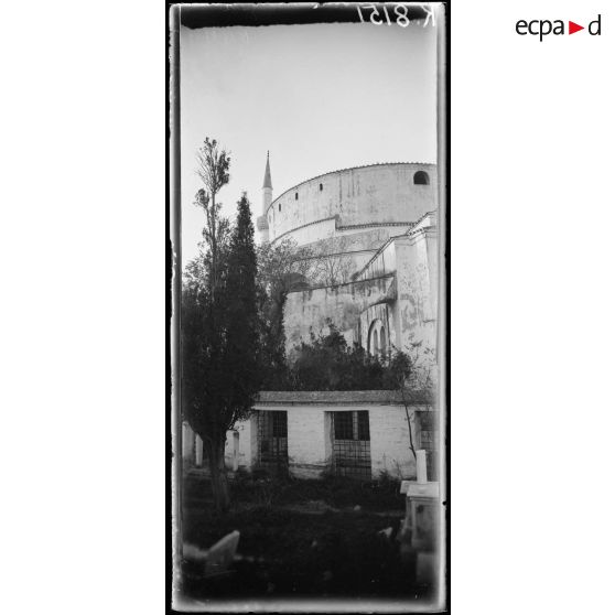 Salonique. Un coin du cimetière Saint Georges. Côté gauche. [légende d'origine]