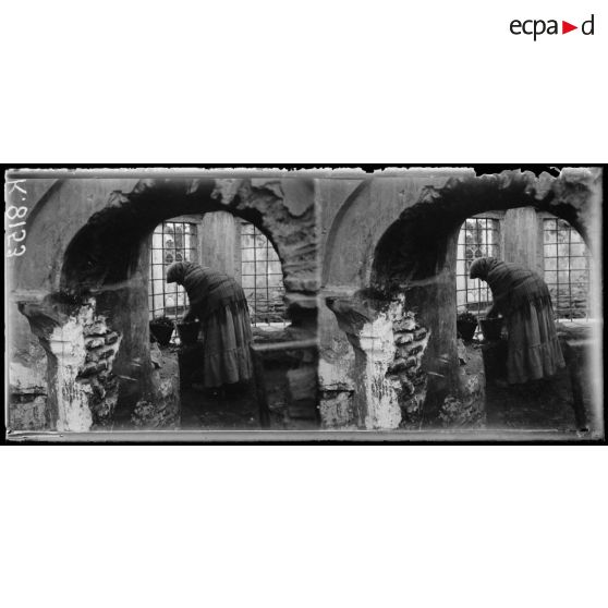 Salonique. A la fontaine. Vieille Macédonienne lavant de la salade. [légende d'origine]