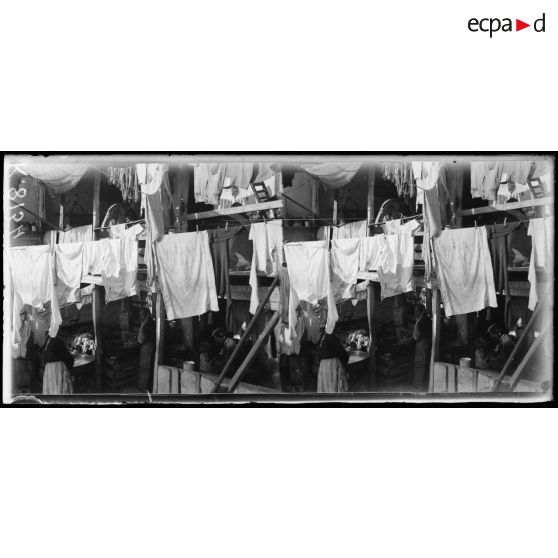 Salonique. Une cour de maison. [légende d'origine]