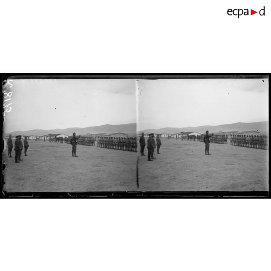 Camp de Zeitenlick. Prise d'armes de chasseurs à pied en présence du général Michaud. [légende d'origine]