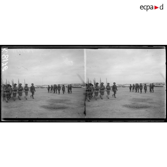 Camp de Zeitenlick. Prise d'armes de chasseurs à pied en présence du général Michaud. Le défilé devant le général Michaud. [légende d'origine]