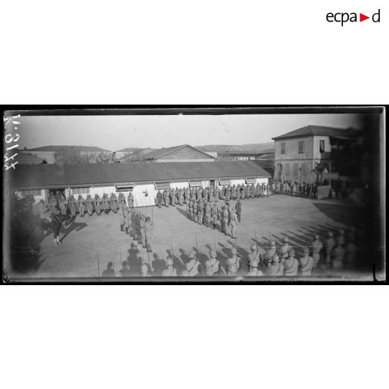 Salonique. Prise d'armes des gendarmes en présence du commandant Fourasse. [légende d'origine]