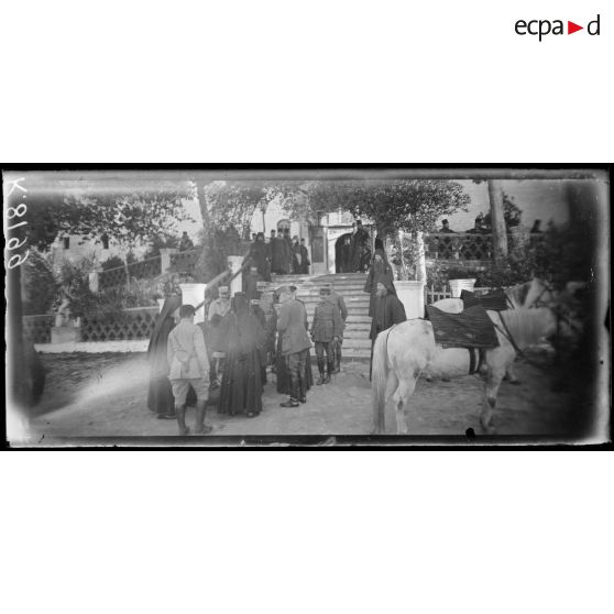 Mont Athos. Le général Sarrail prend congé des moines de Saint Panteleinon. [légende d'origine]