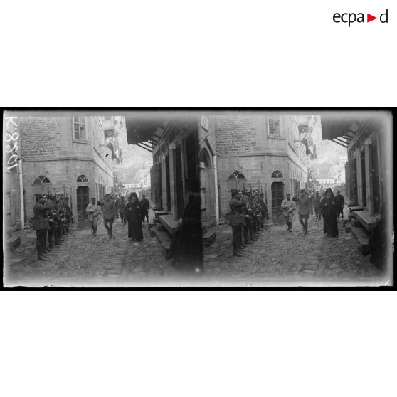 Mont Athos. Visite du général Sarrail aux Monastères. A Kariès [Karyès], un piquet grec rend les honneurs. [légende d'origine]