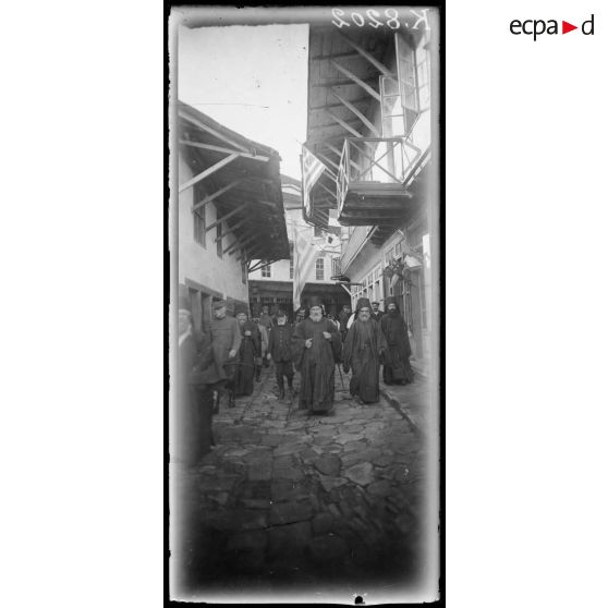 Mont Athos. Visite du général Sarrail aux Monastères. Le général Sarrail et les moines dans les rues de Kariès [Karyès]. [légende d'origine]