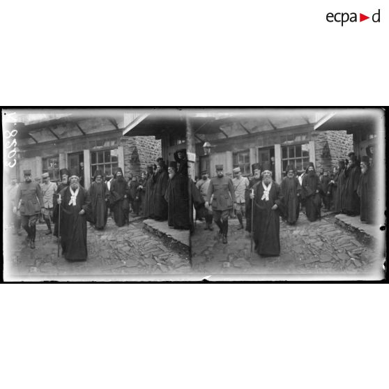 Mont Athos. Visite du général Sarrail aux Monastères. Le général Sarrail et le protépistate dans les rue de Kariès [Karyès]. [légende d'origine]